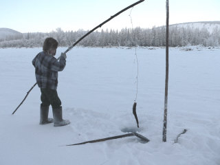 Pesca nel ghiaccio in Siberia